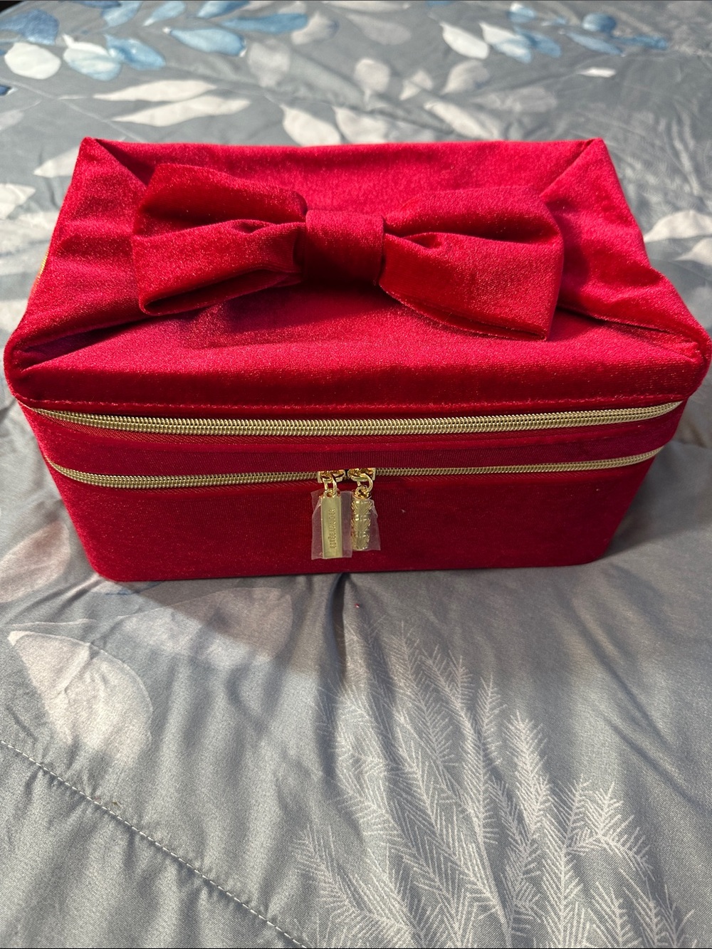 NWOT Estee Lauder Red Velvet Bow Holiday Train Cosmetic/Travel Case ♥️♥️♥️